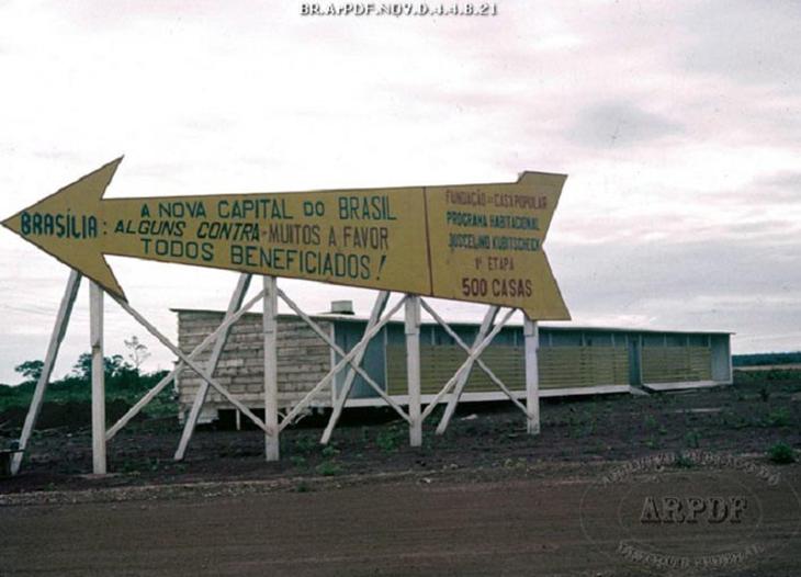 placa histórica anunciando a construção de brasília