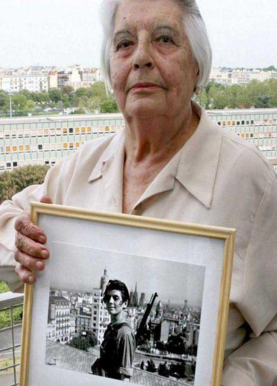 marina ginesta idosa segurando quadro com sua fotografia icÃ´nica