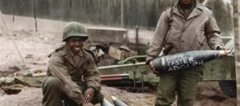 dois soldados americanos segurando cartuchos de artilharia onde se lê ovos de páscoa para Hitler e feliz natal hitler