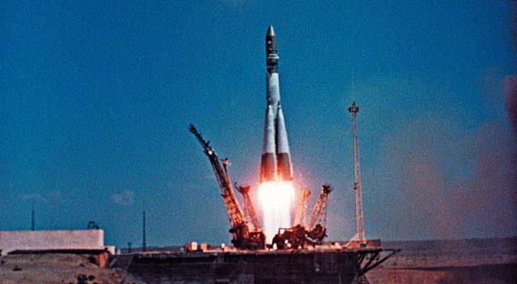 O foguete Vostok 1, que levou Yuri Gagarin, decolando pronto para fazer história