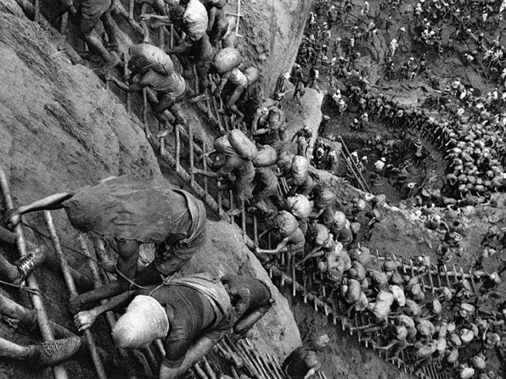 trabalhadores subindo escadas no garimpo de Serra Pelada