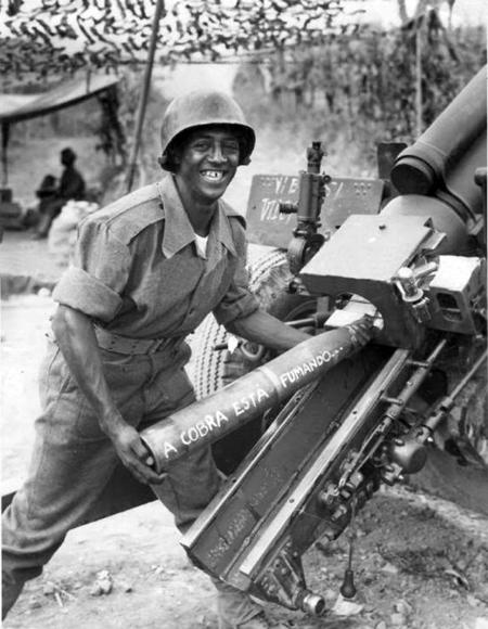soldado brasileiro de artilharia sorrindo a cobra está fumando