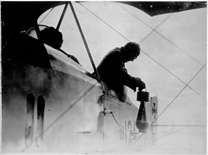 aviador jogando bomba com as mãos durante a primeira guerra mundial