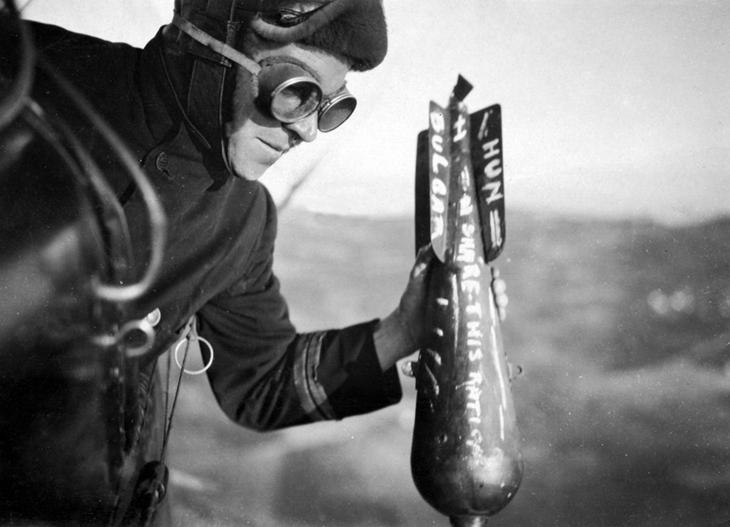 aviador jogando bomba com as mãos durante a primeira guerra mundial