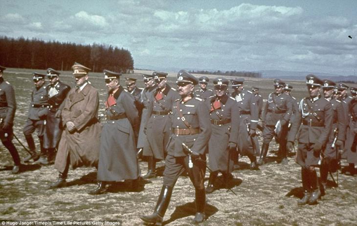 Adolf Hitler e oficiais caminhando