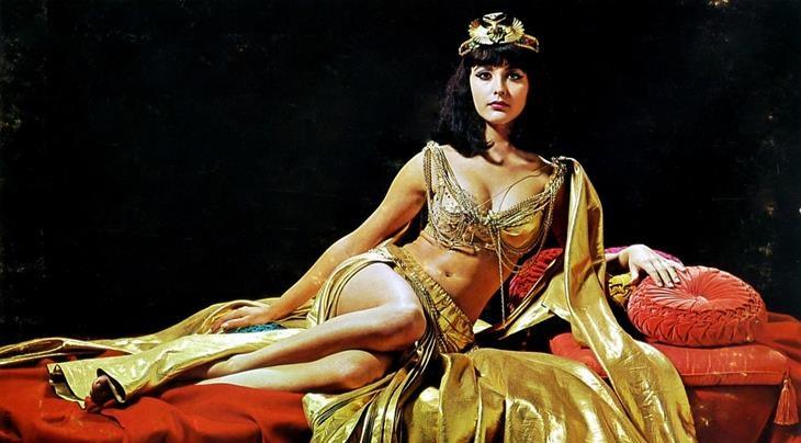 modelo interpretando Cleópatra