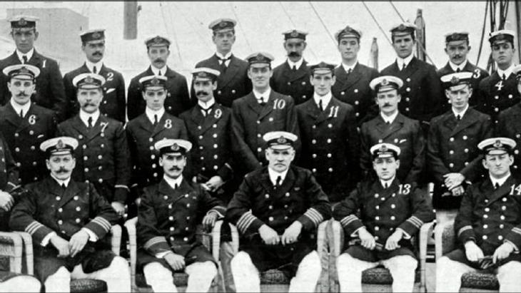 homens sentados e em pé no titanic