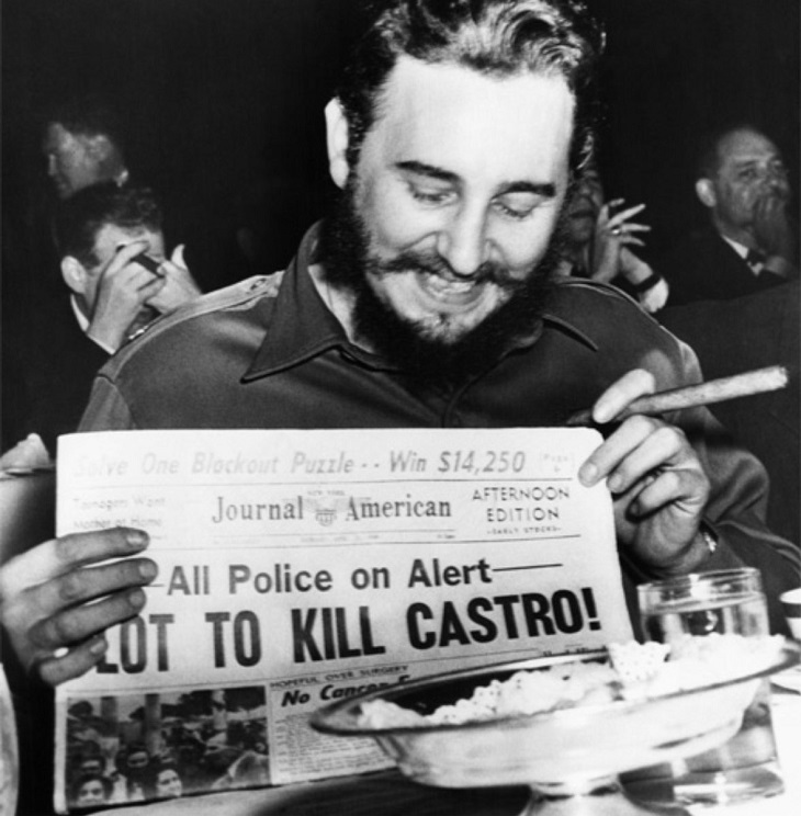 Fidel Castro com jornal