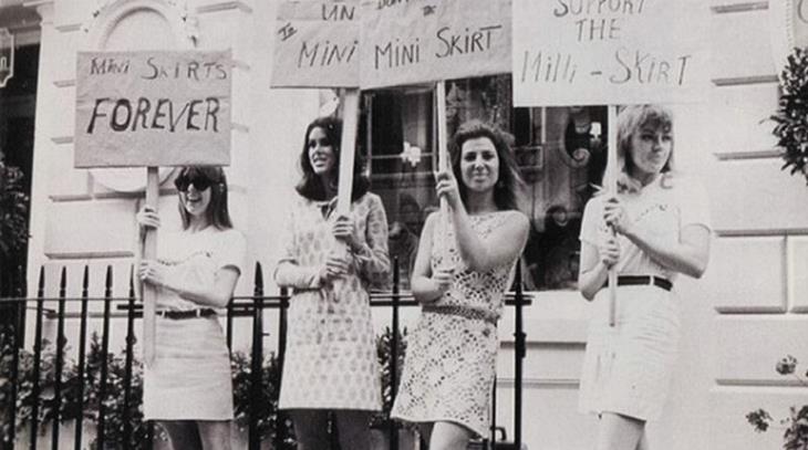 quatro feministras protestando por minissaias
