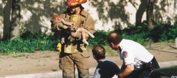 bombeiro com criança oklahoma