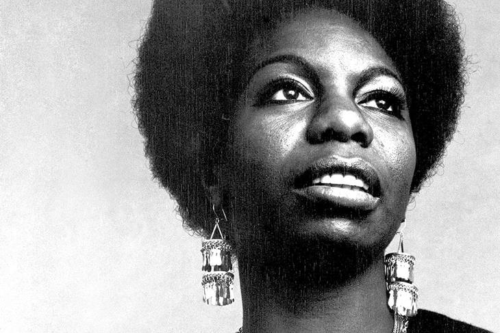 Nina Simone olhando para o alto