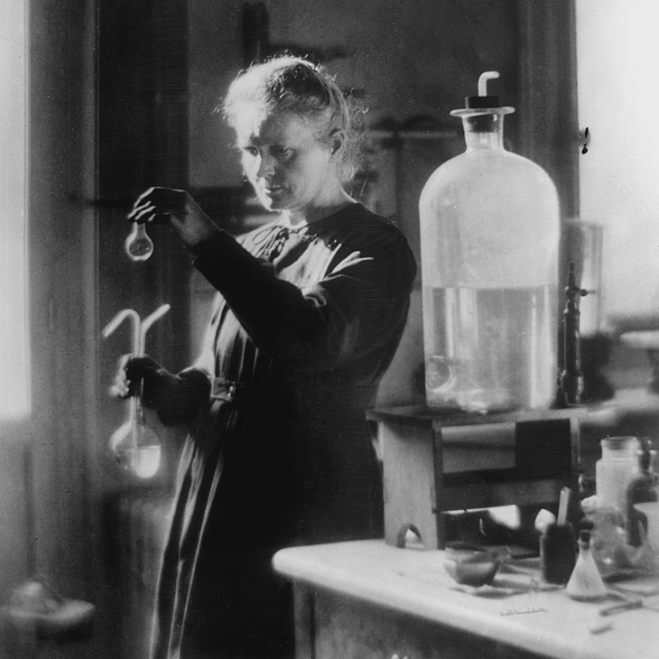 Marie Curie em seu laboratório