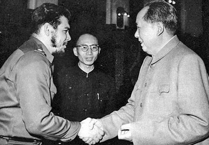 Che Guevara e Mao Tsé-Tung apertando as mãos
