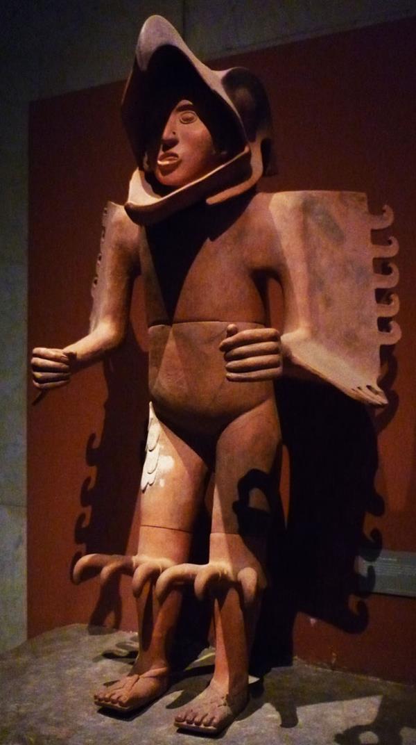 escultura de guerreiro águia asteca
