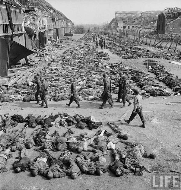 Tropas americanas em campo de concentração nazista