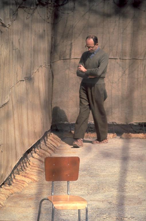 Adolf Eichmann no pátio da prisão israelense