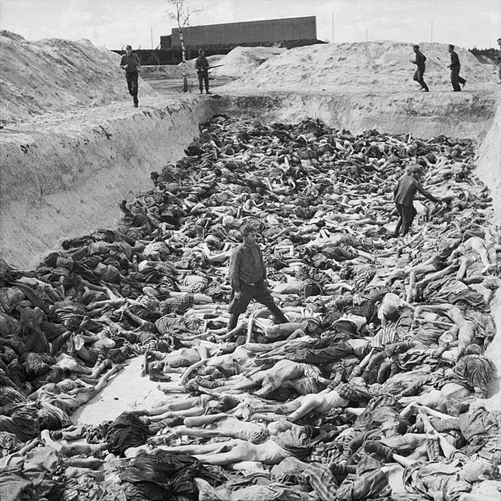 Fritz Klein dentro de vala com prisioneiros mortos em Bergen-Belsen