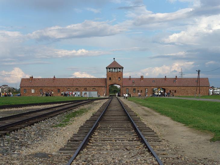 Vista frontal de Auschwitz-Bikernau