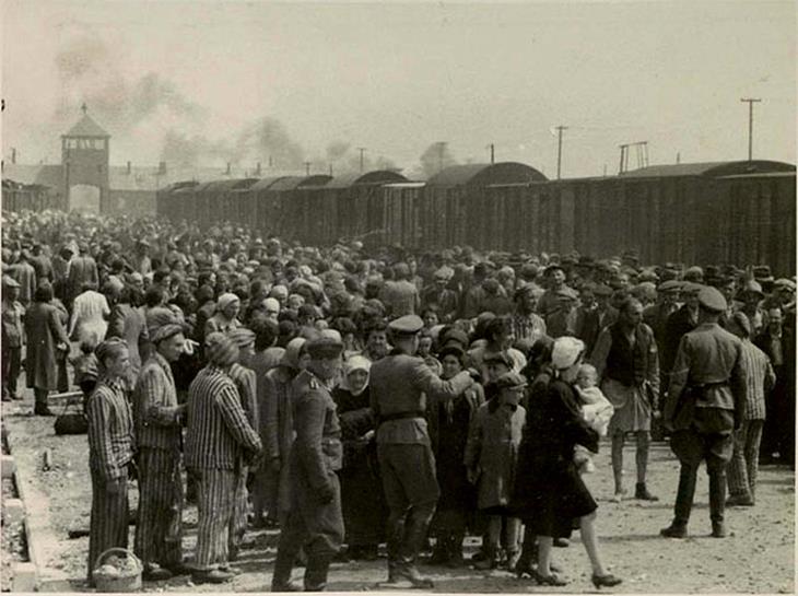 judeus húngaros em plataforma de trem