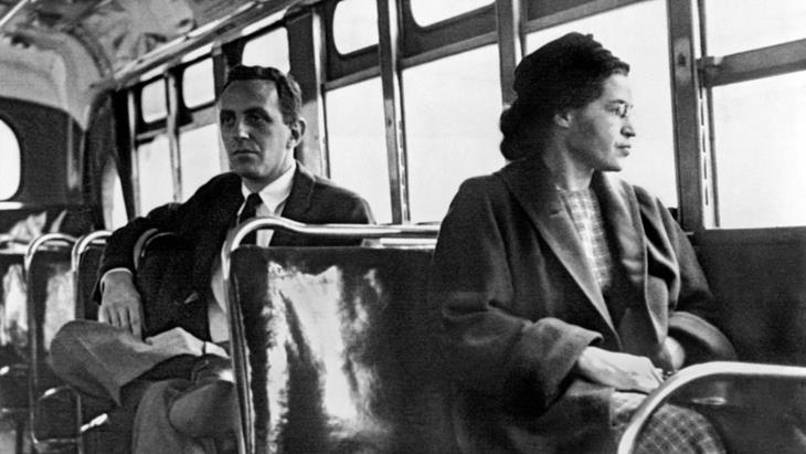 Rosa Parks sentada em ônibus