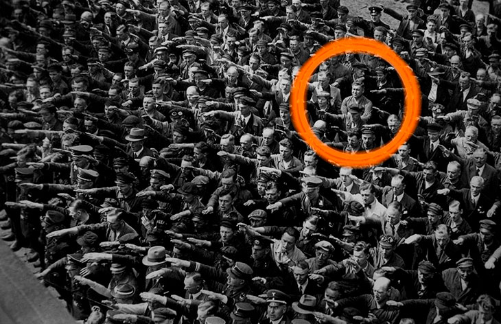 August Landmesser se recusa a fazer a saudação nazista