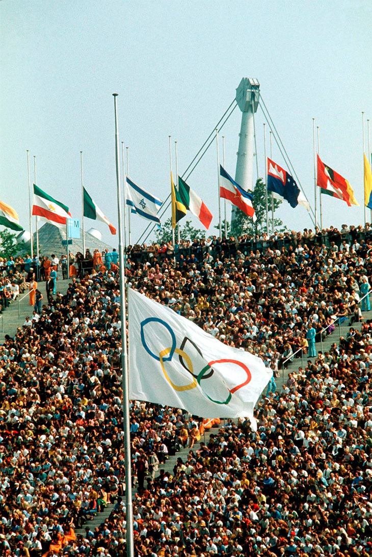 Bandeira Olímpica a meio mastro no Massacre de Munique