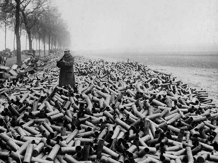Inúmeros cartuchos de artilharia deflagrados durante a Grande Guerra