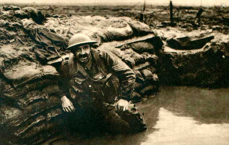 soldado britânico atolado em uma trincheira alagada