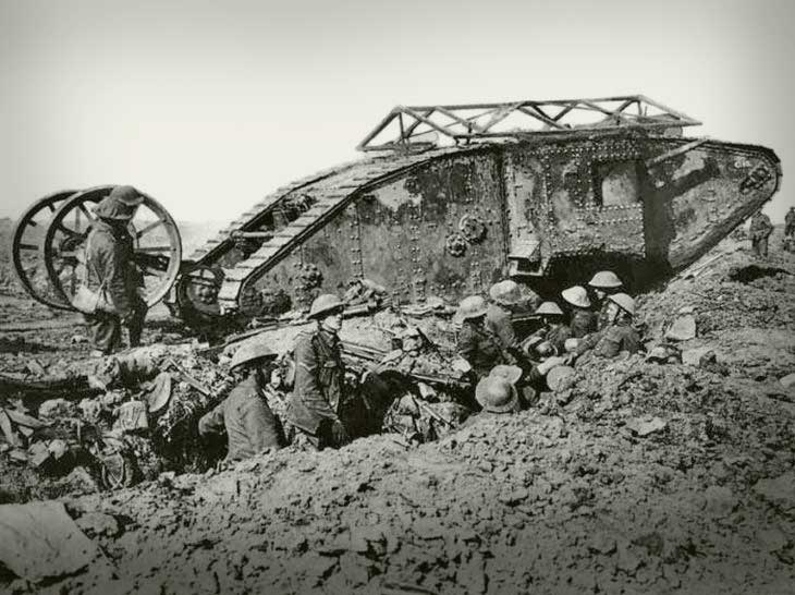 Tanque e tropas britânicas para cumprir o objetivo da batalha do somme