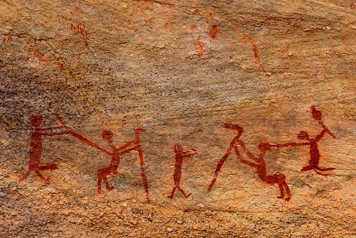 DICIONÁRIO DO LAP: ARQUEOLOGIA Arqueologia é a ciência que estuda as  relações, estruturas e processos sociais através dos fragmentos da cultura  material produzida pelas pessoas no passado. O arqueólogo une pequenas  partes