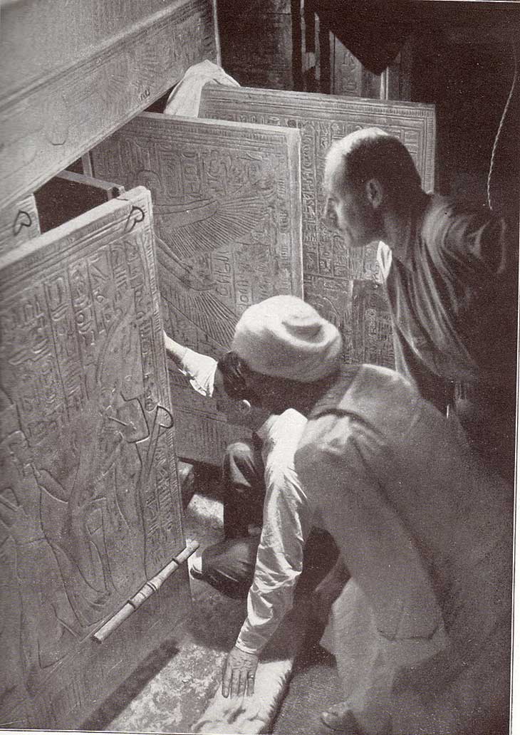 descoberta da tumba intacta de Tutancâmon por Howard Carter