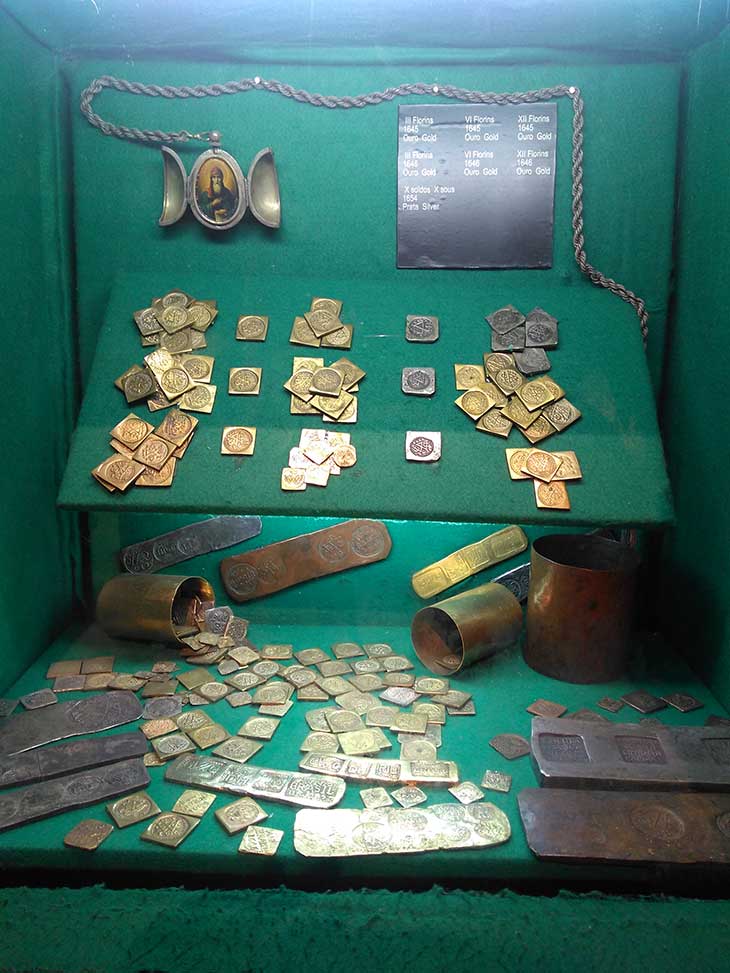 Moedas holandesas (numismática) do Instituto Ricardo Brennand Recife como referência arqueológica