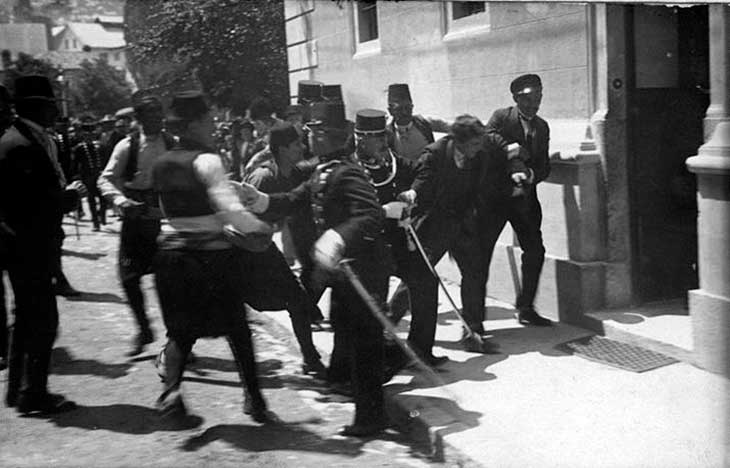 estopim da primeira guerra mundial: Gavrilo Princip capturado e sendo levado ao departamento policial