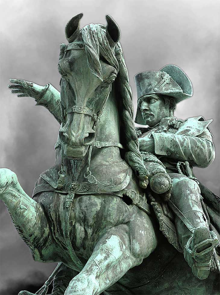 estátua de napoleão bonaparte sobre cavalo