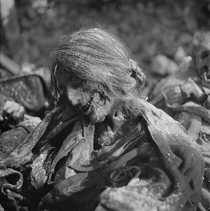 Corpo de uma mulher em um abrigo antiaéreo, morta durante os bombardeios