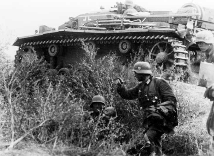 tropas alemãs avançando ao lado de um stug iii alemão durante a batalha de stalingrado durante a segunda guerra mundial
