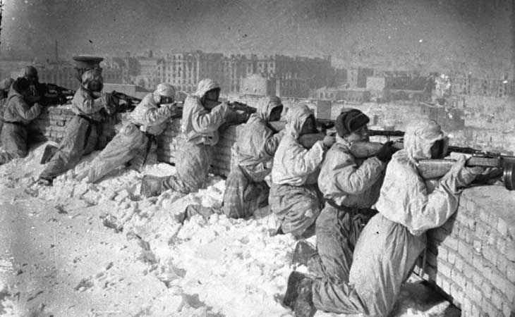 soldados soviéticos camuflados e entrincheirados no alto de uma prédio durante a batalha de stalingrado na segunda guerra mundial