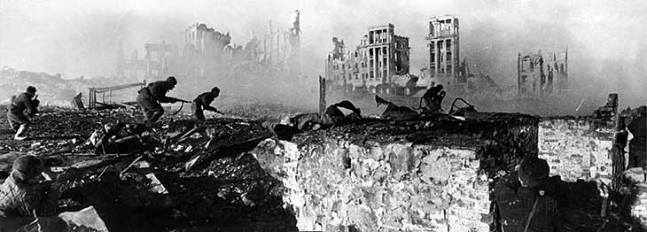 tropas soviéticas avançando sobre as ruínas da cidade de stalingrado