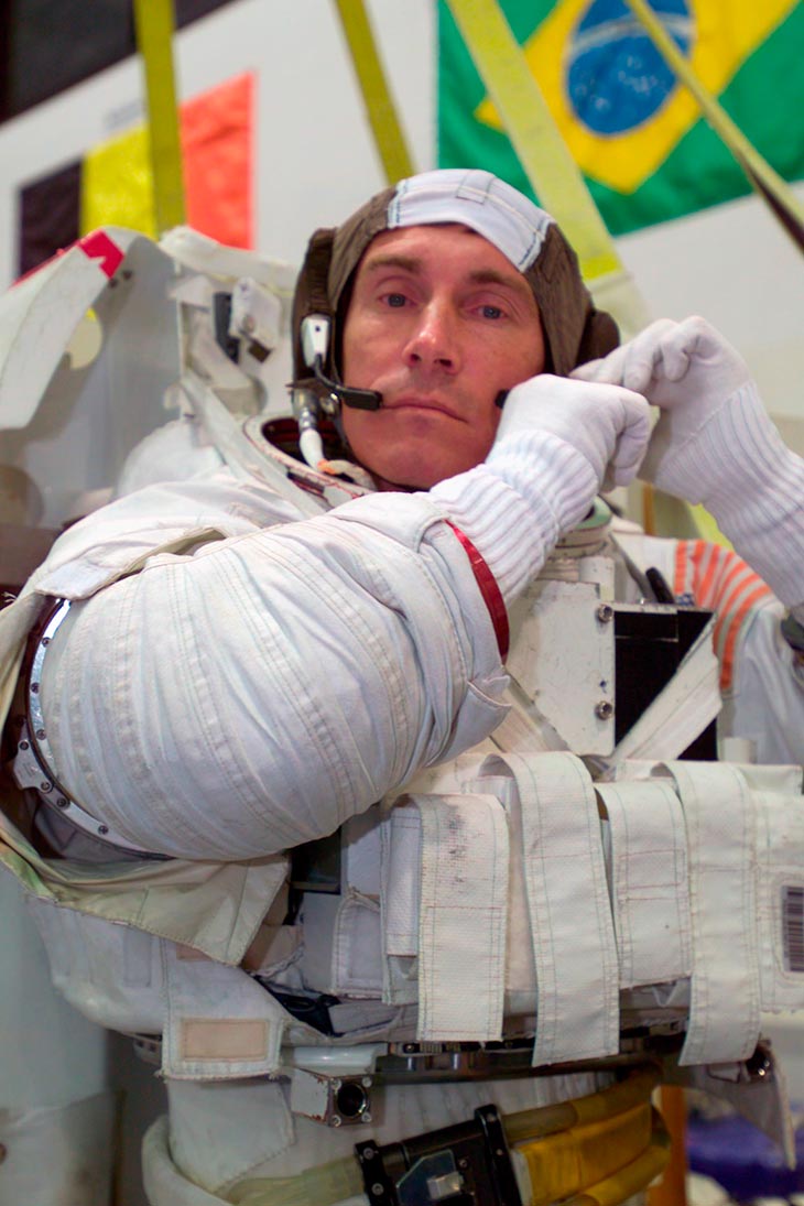 Sergei Krikalev em simulação de traje espacial