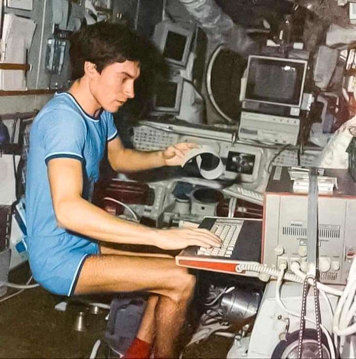 Sergei Krikalev em estação espacial