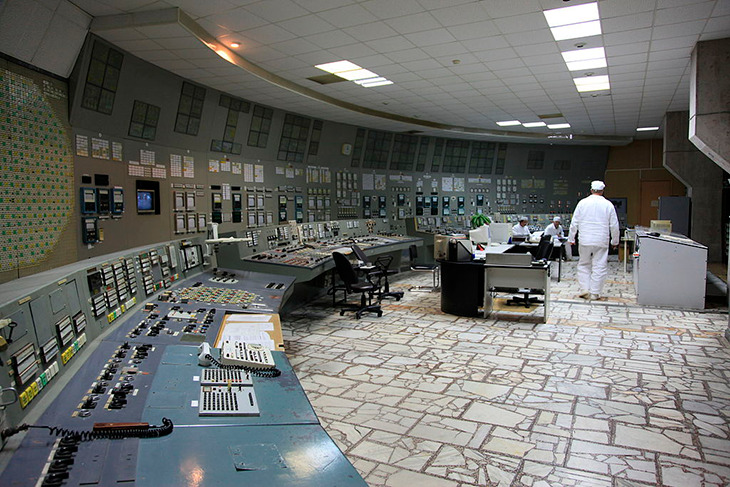 Vista interna da sala de controle da unidade 3 da Usina Nuclear de Chernobyl, uma sala igual ao do reator número 4. 