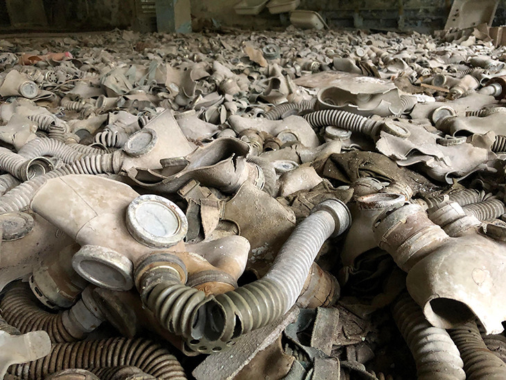 Máscaras contaminadas e abandonadas na usina de Chernobyl.