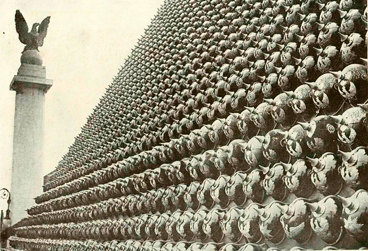 A Pirâmide de capacetes alemães foi erguida sobre um suporte oco