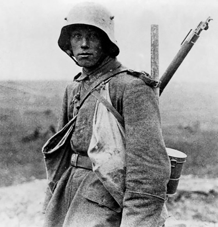 Um soldado alemão durante a primeira guerra mundial com o seu capacete Stahlhelm