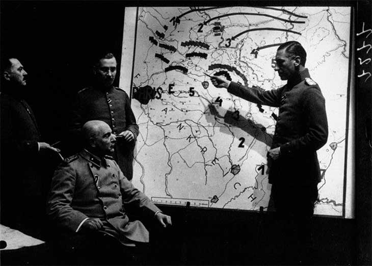 general moltke e seus oficiais analisando o avanço alemão e as defesas francesas durante a primeira batalha do marne da primeira guerra mundial