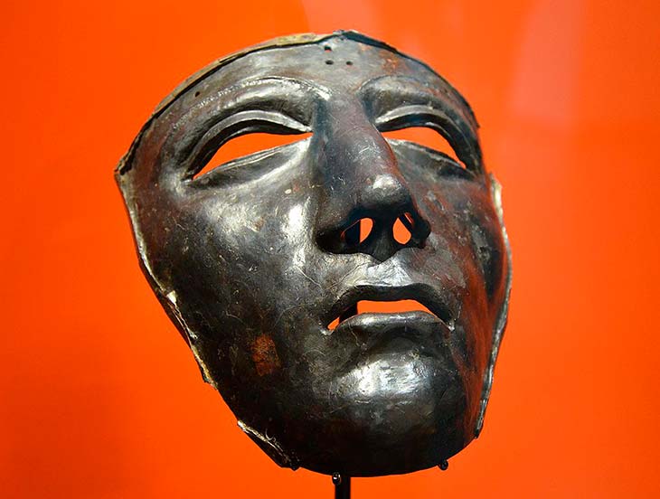 máscara de ferro com revestimento de prata utilizada por cavaleiro romano