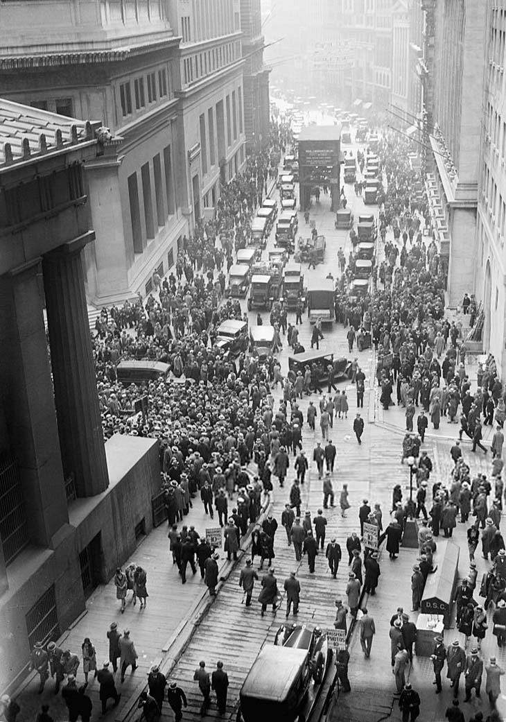 multidão nas ruas de nova iorque após a quebra da bolsa de wall street em 1929