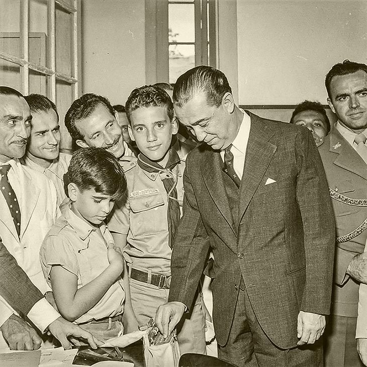 o presidente juscelino kubitschek votando nas eleições de 1958